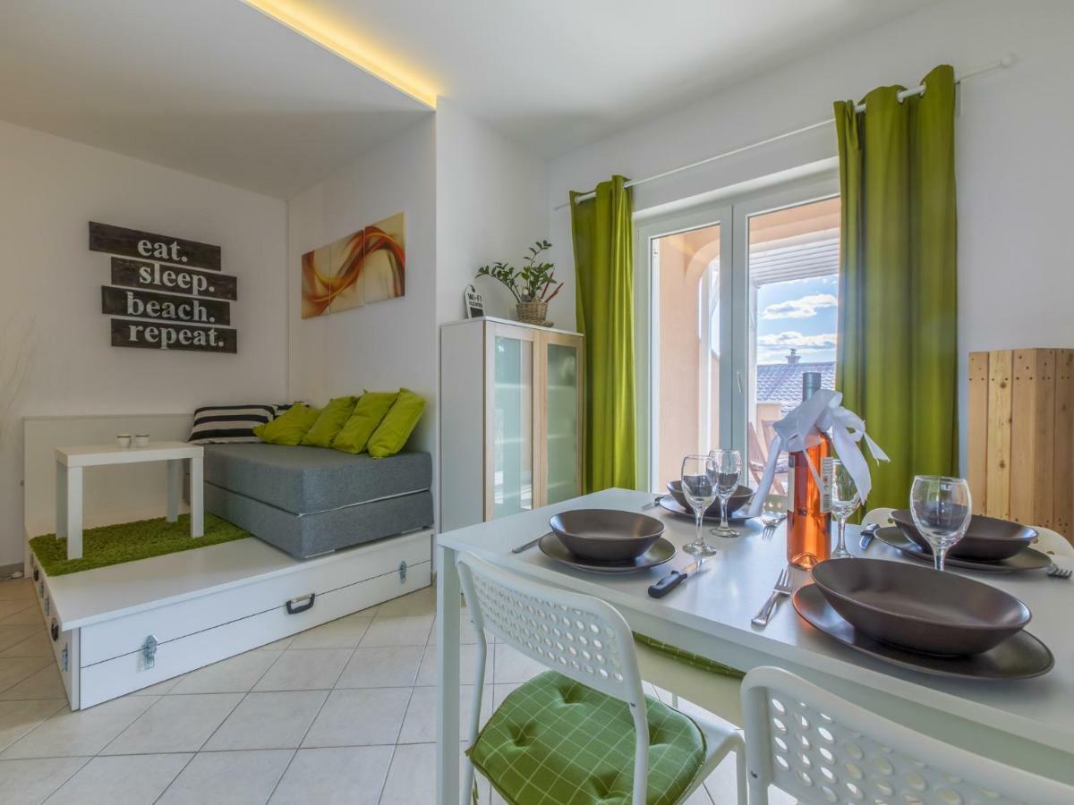 Apartment Color Green Dramalj Rum bild
